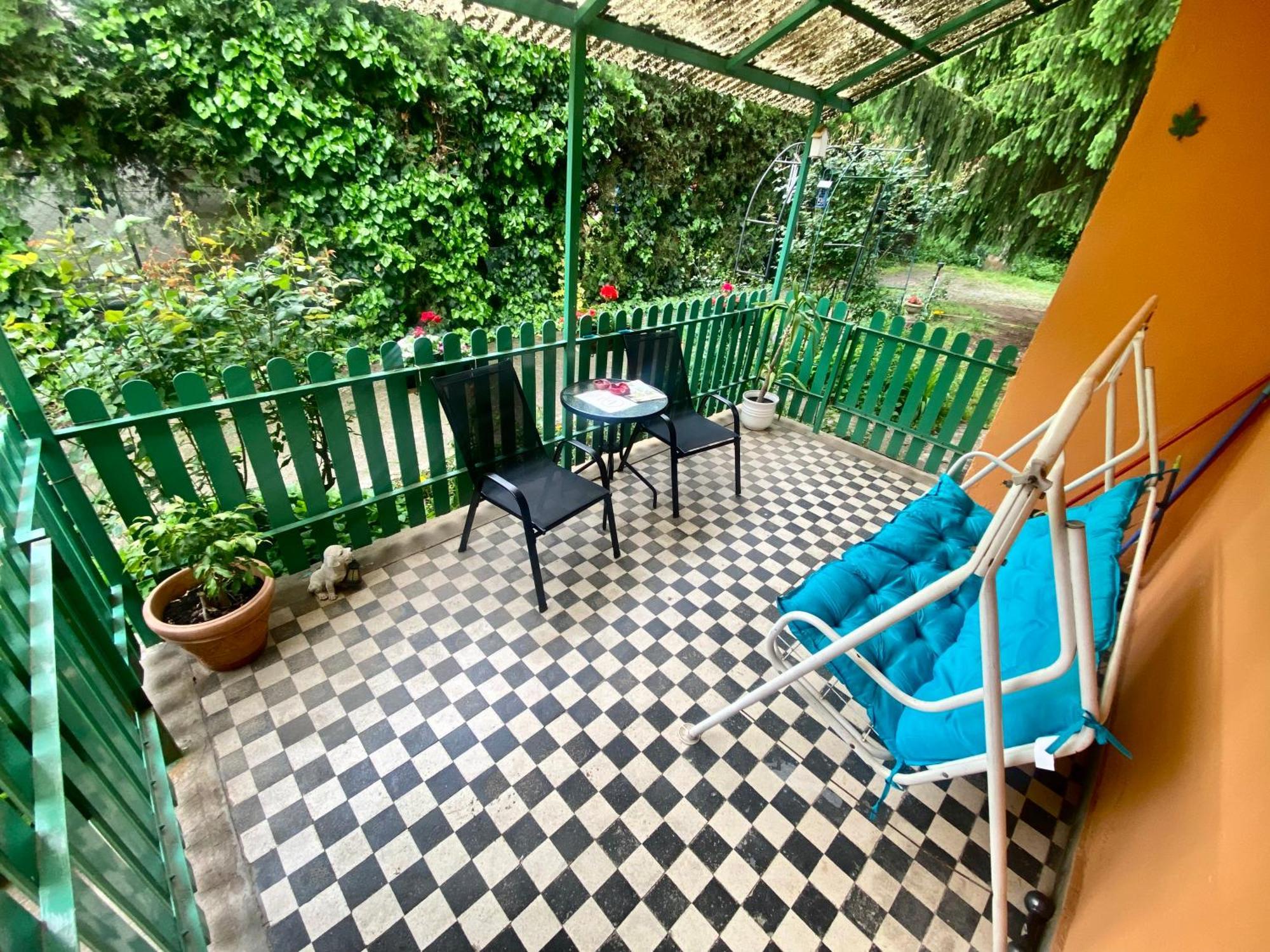 Grany'S Retro Guesthouse Near Budapest Airport Vecsés Eksteriør bilde